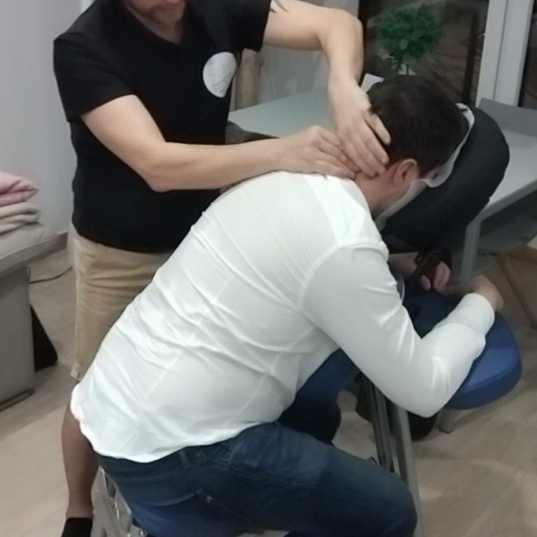 4 Dani terapeuta realizando masaje a domicilio en silla Amma en Donosti y alrededores